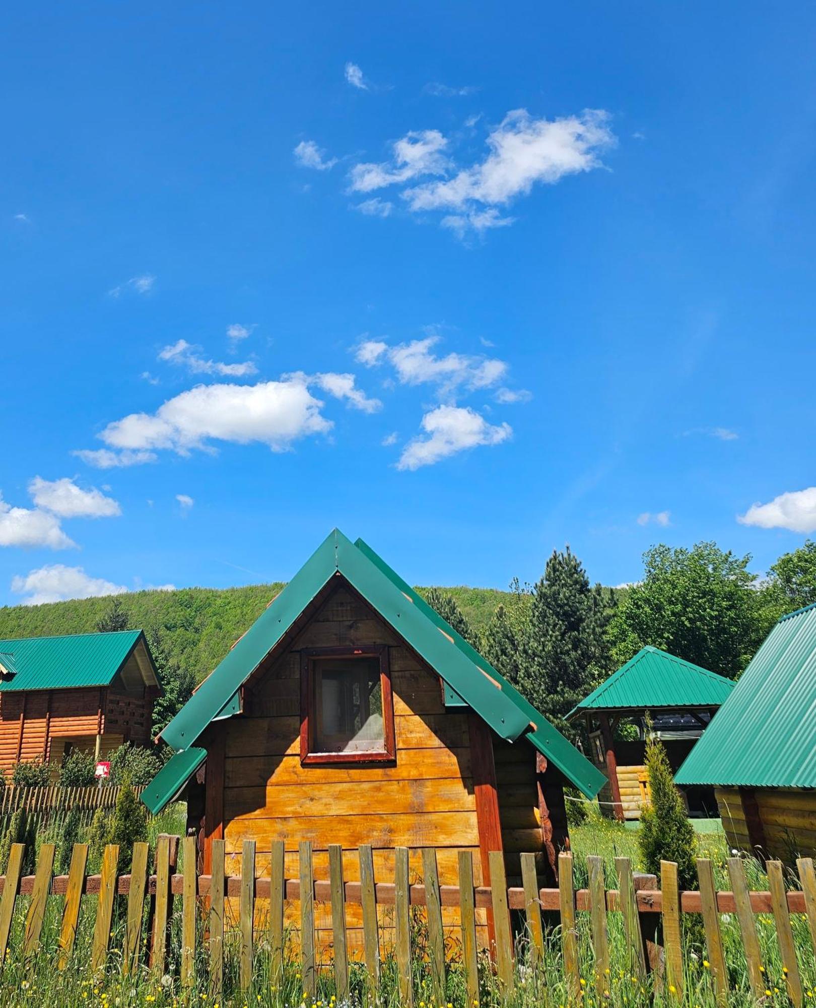 Konaci Oceva Zemlja Bungalovi Konaci Oceva Zemlja Vikendica Мойковац Екстериор снимка