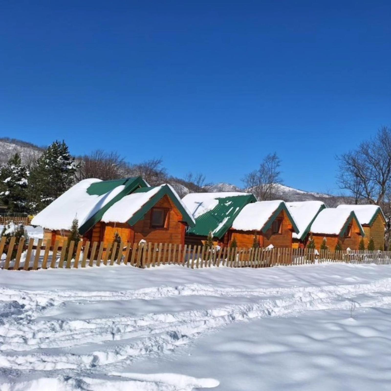 Konaci Oceva Zemlja Bungalovi Konaci Oceva Zemlja Vikendica Мойковац Екстериор снимка