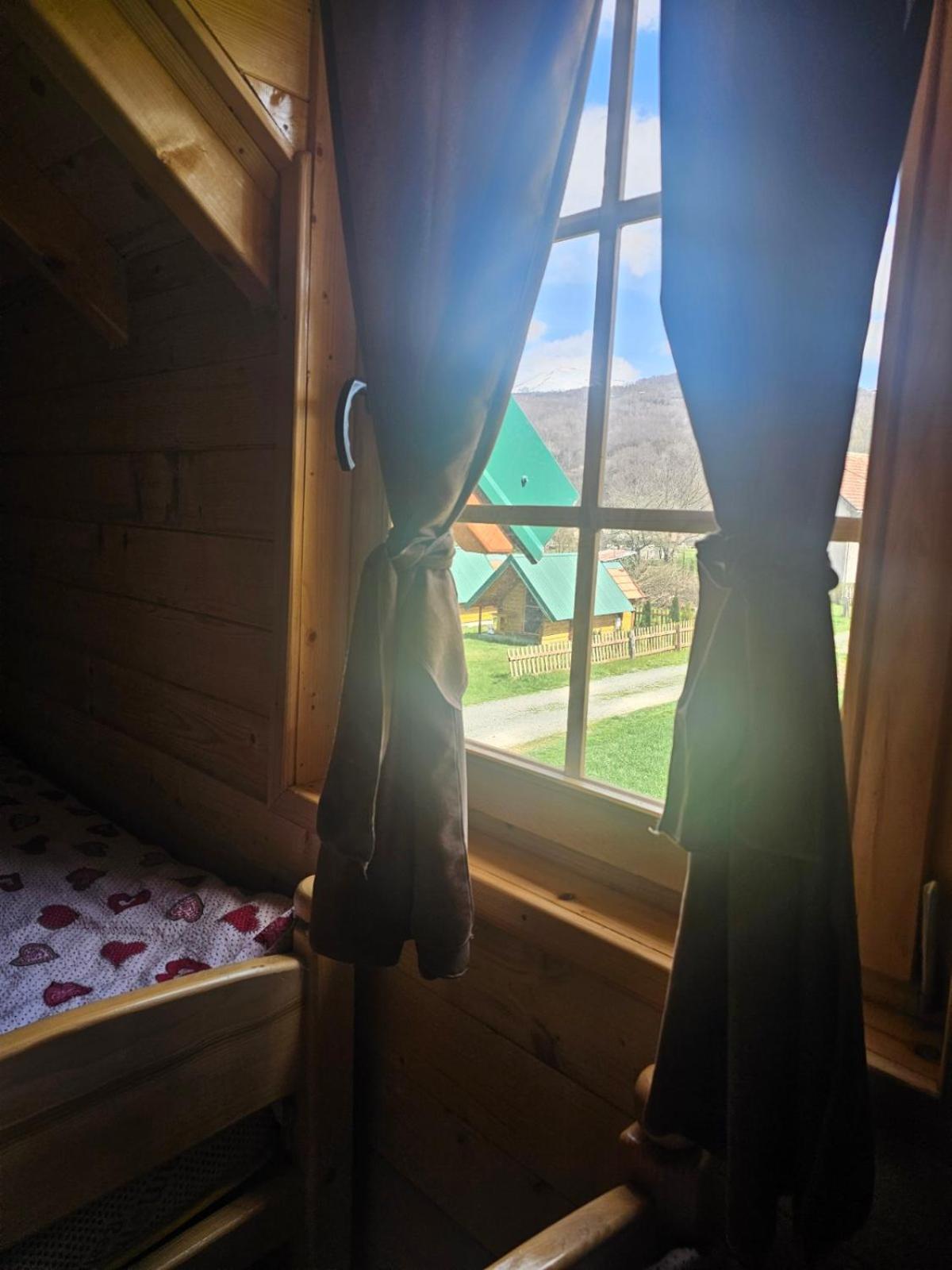 Konaci Oceva Zemlja Bungalovi Konaci Oceva Zemlja Vikendica Мойковац Екстериор снимка